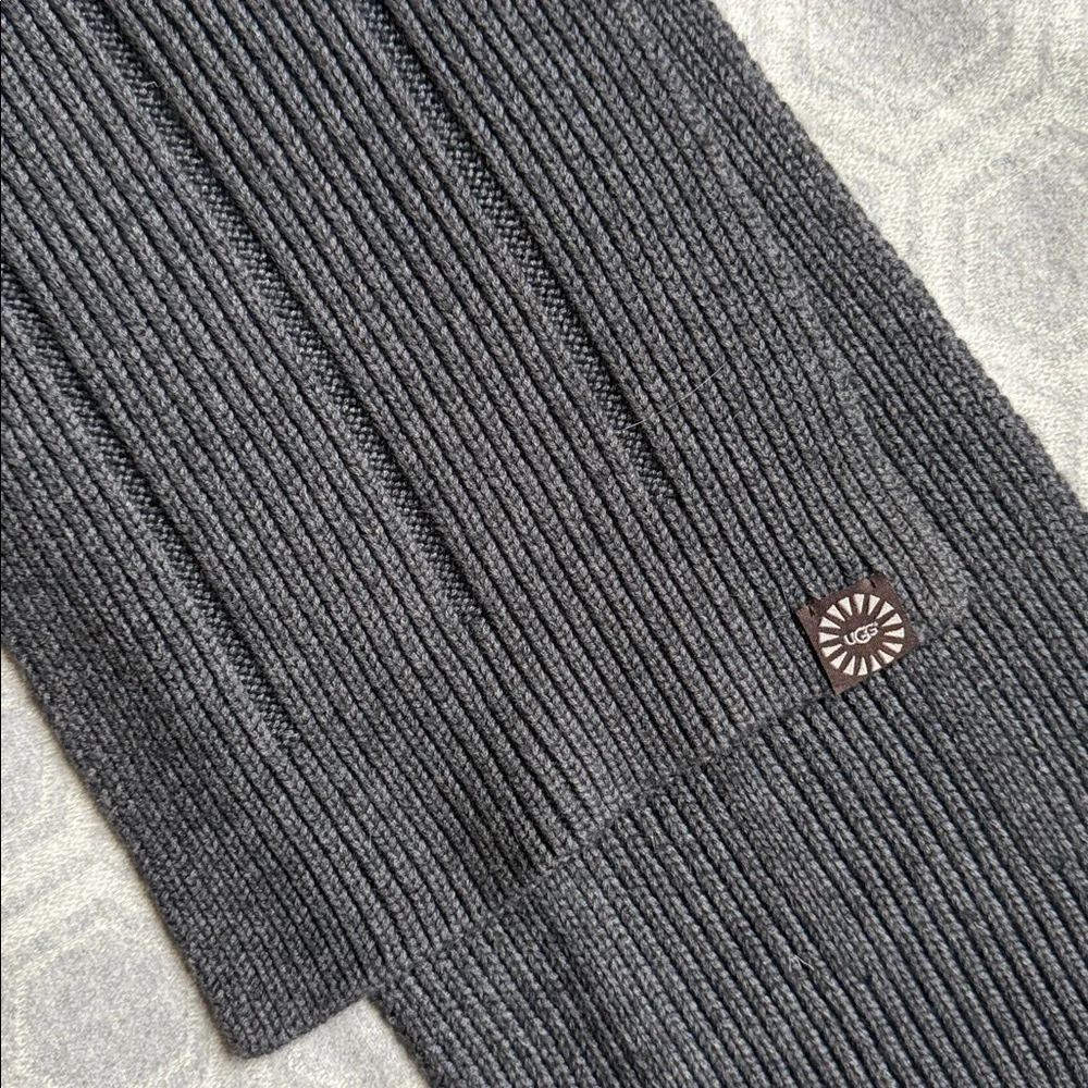 UGG Dark Gray Chunky Rib Knit Scarf Soft Warm Acrylic Blend Winter Accessory EUC